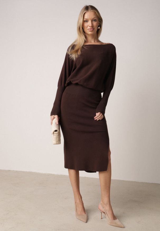 Born2be - Brązowa Dzianinowa Sukienka z Wiskozą o Nietoperzowym Kroju z Dekoltem w Łódkę Tisan. Okazja: na co dzień, na spotkanie biznesowe. Typ kołnierza: dekolt w łódkę. Kolor: brązowy. Materiał: dzianina, wiskoza. Styl: casual, biznesowy
