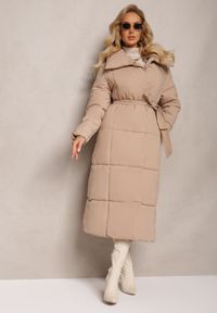 Renee - Beżowa Długa Kurtka Pikowana Płaszcz z Paskiem Adellesstta. Kolor: beżowy. Długość: długie. Wzór: aplikacja. Styl: elegancki #4