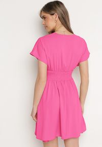 Born2be - Różowa Sukienka z Kopertowym Dekoltem Rozkloszowana Alarvea. Kolor: różowy. Długość rękawa: krótki rękaw. Wzór: kolorowy. Typ sukienki: kopertowe #2