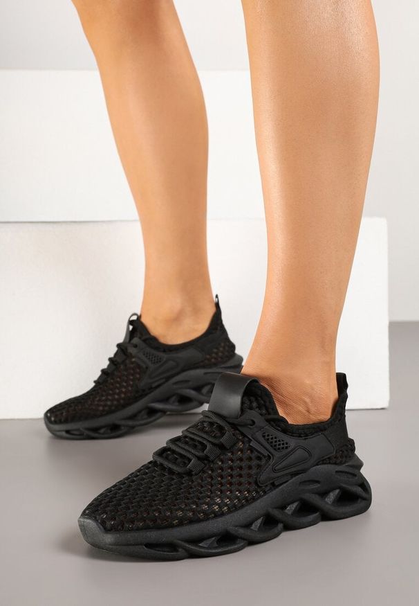 Renee - Czarne Buty Sportowe Sneakersy na Platformie Ozdobionej Tłoczeniem Teliriella. Okazja: na co dzień. Zapięcie: sznurówki. Kolor: czarny. Materiał: jeans. Wzór: aplikacja. Obcas: na platformie