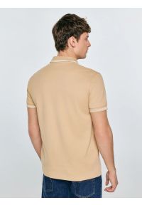 Big-Star - Koszulka męska polo beżowa Wladym 801. Okazja: na co dzień. Typ kołnierza: polo. Kolor: beżowy. Materiał: dzianina, bawełna, jeans, materiał. Wzór: nadruk, aplikacja, paski. Styl: elegancki, casual, klasyczny, sportowy, wizytowy #5