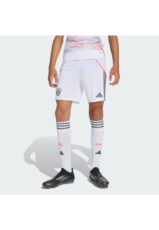 Adidas - Szorty FC Bayern 25/26 Away Kids. Kolor: biały. Sport: piłka nożna