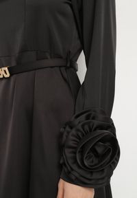 Born2be - Czarna Sukienka Wieczorowa Ozdobiona Paskiem i Kwiatami 3D Temarita. Kolor: czarny. Wzór: aplikacja, kwiaty. Styl: wizytowy #7