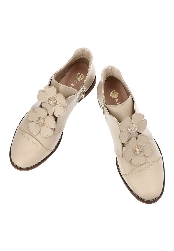 Beżowe Półbuty Armodo Modne Obuwie Damskie Z Kwiatami. Okazja: na co dzień. Kolor: beżowy. Materiał: skóra. Wzór: kwiaty. Obcas: na obcasie. Styl: klasyczny, casual. Wysokość obcasa: średni