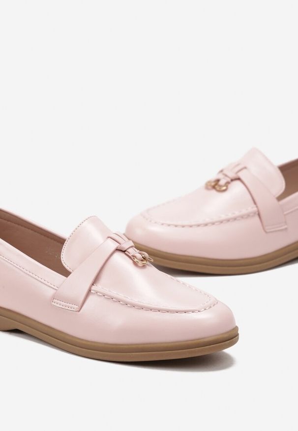 Born2be - Różowe Eleganckie Mokasyny z Ozdobną Zawieszką Biaga. Okazja: na co dzień, do pracy. Kolor: różowy. Wzór: aplikacja. Styl: elegancki