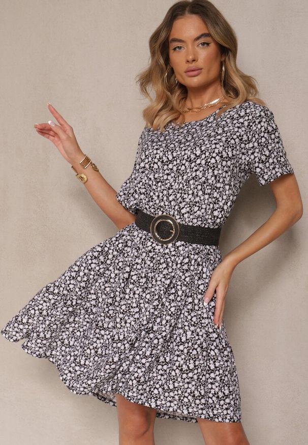 Renee - Czarna Rozkloszowana Sukienka z Bawełną w Kwiaty Mevazia. Okazja: na co dzień. Kolor: czarny. Materiał: bawełna. Wzór: kwiaty. Typ sukienki: proste. Styl: casual