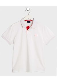 GANT - Biały t-shirt polo z kontrastowym logo. Okazja: na co dzień. Typ kołnierza: polo. Kolor: biały. Materiał: materiał. Wzór: haft. Styl: casual #1