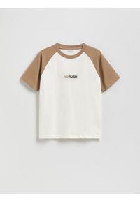Reserved - T-shirt z nadrukiem - złamana biel. Materiał: dzianina, bawełna. Wzór: nadruk