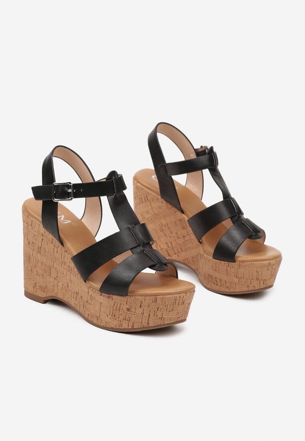 Born2be - Czarne Sandały Drewniaki na Koturnie w Stylu Boho Horria. Okazja: na co dzień, na plażę, na spacer. Nosek buta: otwarty. Zapięcie: sprzączka. Kolor: czarny. Sezon: lato. Obcas: na koturnie. Styl: boho