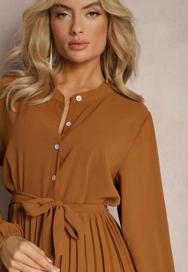 Renee - Brązowa Rozkloszowana Sukienka Maxi Plisowana Wiązana w Pasie Terilla. Kolor: brązowy. Materiał: materiał. Typ sukienki: koszulowe. Długość: maxi