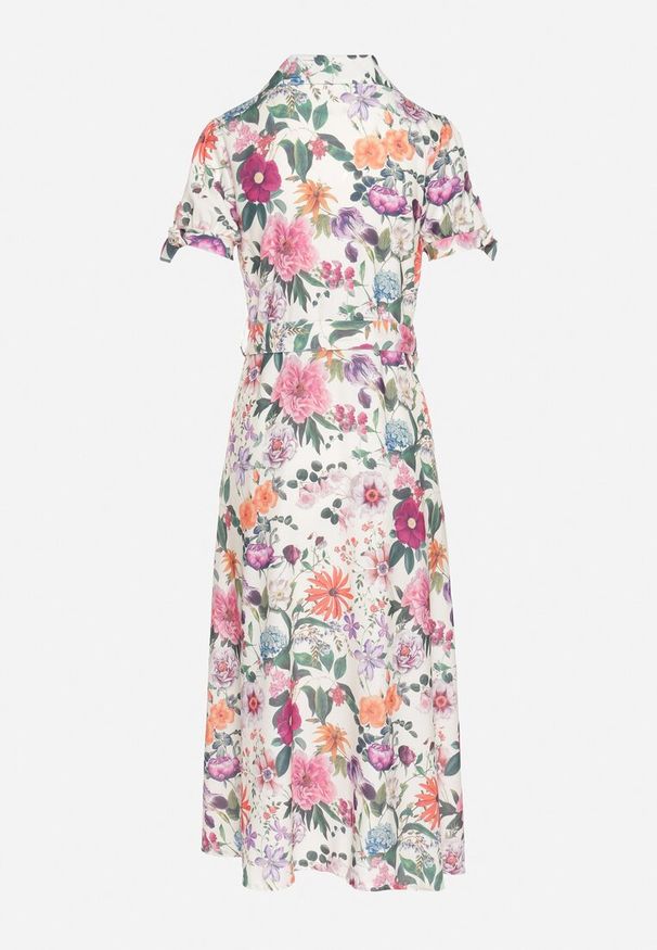 Born2be - Jasnobeżowa Rozkloszowana Sukienka o Koszulowym Kroju z Paskiem w Kwiatowy Wzór Fevelorine. Okazja: na co dzień. Kolor: beżowy. Wzór: kwiaty. Typ sukienki: koszulowe. Styl: casual