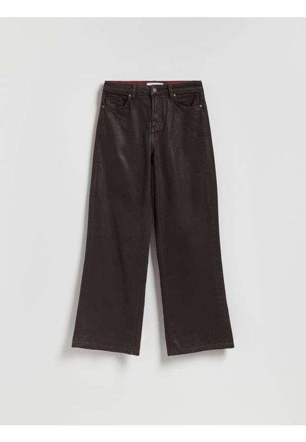 Reserved - Woskowane jeansy wide leg - mahoniowy. Kolor: brązowy