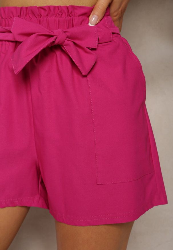 Renee - Fuksjowe Szorty Bermudy High Waist z Dodatkiem Bawełny Wiązane w Pasie Quisevia. Okazja: na spacer, na co dzień. Stan: podwyższony. Kolor: różowy. Materiał: bawełna. Sezon: lato. Styl: elegancki, casual