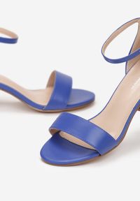 Renee - Niebieskie Sandały na Słupkowym Obcasie z Okrągłym Noskiem Dilana. Nosek buta: okrągły. Kolor: niebieski. Obcas: na obcasie. Wysokość obcasa: średni
