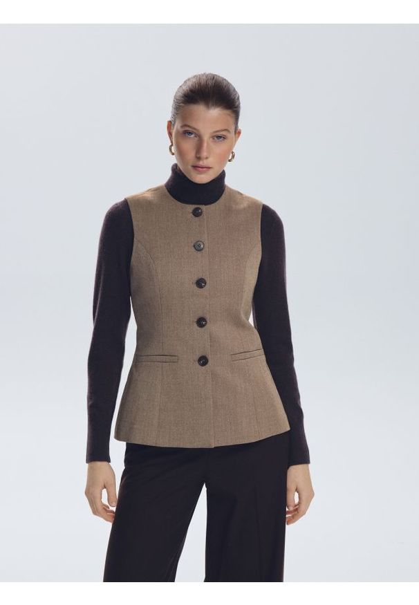 Reserved - Kamizelka z ozdobnymi guzikami - beżowy. Kolor: beżowy. Materiał: wiskoza, tkanina