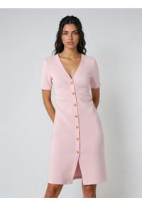 Sinsay - Sukienka mini z marszczeniem w talii i dekoracyjnymi guzikami - różowy. Kolor: różowy. Długość: mini #1