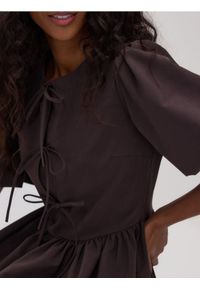 Reserved - Sukienka mini z wiązaniem - ciemnobrązowy. Kolor: brązowy. Materiał: dzianina. Długość: mini #1