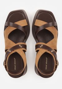 Renee - Brązowe Sandały na Platformie i Koturnie z Geometryczną Cholewką i Nitami Amanome. Zapięcie: sprzączka. Kolor: brązowy. Wzór: geometria. Sezon: wiosna, lato. Obcas: na koturnie #7