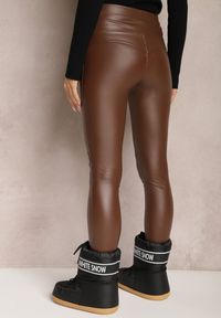 Renee - Brązowe Ocieplane Legginsy z Imitacji Skóry Prasata. Kolor: brązowy. Materiał: polar #4