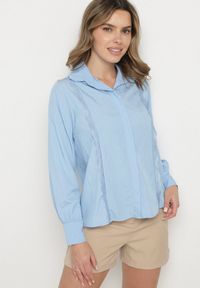 Born2be - Jasnoniebieska Koszula z Wiskozą i Koronkowymi Wstawkami Tenaraia. Okazja: na co dzień. Kolor: niebieski. Materiał: koronka, wiskoza. Styl: klasyczny, elegancki, casual #6