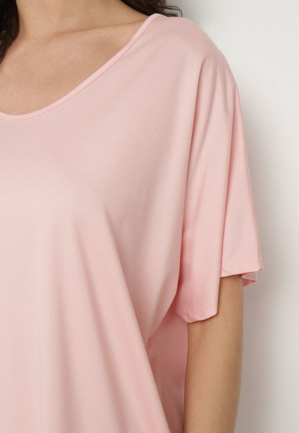 Born2be - Jasnoróżowy T-shirt z Wiskozą o Kroju Nietoperza Liosma. Okazja: na co dzień. Typ kołnierza: dekolt w serek. Kolor: różowy. Materiał: wiskoza. Styl: klasyczny, casual