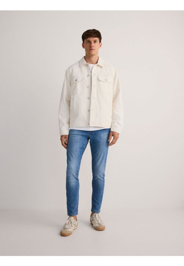 Reserved - Jeansy skinny z efektem sprania - niebieski. Kolor: niebieski