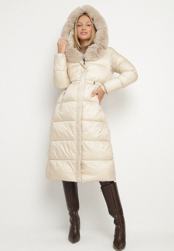 Born2be - Beżowa Długa Kurtka Puchowa z Pikowanymi Przeszyciami i Kapturem z Futrem Zevea. Okazja: na spacer, na co dzień. Kolor: beżowy. Materiał: futro, puch. Długość: długie. Styl: casual, elegancki