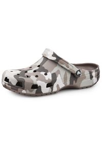 Klapki męskie na basen Crocs CLASSIC PRINTED CAMO. Kolor: zielony, wielokolorowy, brązowy. Sport: pływanie