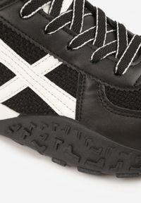 Born2be - Czarne Sneakersy z Abstrakcyjną Podeszwą z Tłoczeniem i Ozdobnymi Paskami Emaliane. Okazja: na co dzień. Zapięcie: pasek. Kolor: czarny #6