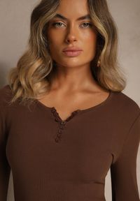 Renee - Brązowa Bawełniana Bluzka Longsleeve z Prążkowanej Tkaniny z Guziczkami Amandria. Okazja: na co dzień. Kolor: brązowy. Materiał: tkanina, prążkowany, bawełna. Długość rękawa: długi rękaw. Styl: casual