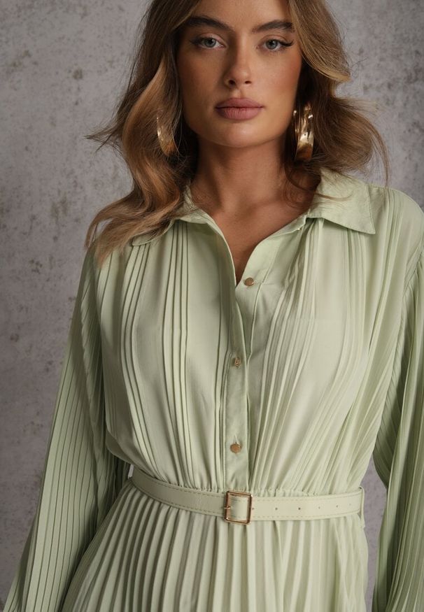 Renee - Zielona Koszulowa Sukienka z Plisowanymi Zdobieniami i Paskiem z Klamrą Efrivelle. Okazja: na co dzień. Kolor: zielony. Długość rękawa: długi rękaw. Wzór: aplikacja. Typ sukienki: koszulowe. Styl: casual, elegancki, klasyczny