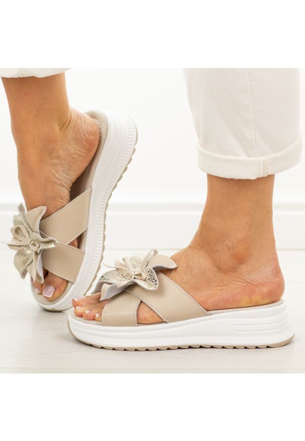 Beżowe skórzane klapki damskie Cambell 40355. Okazja: na co dzień. Kolor: beżowy. Materiał: skóra. Wzór: kwiaty, aplikacja. Sezon: wiosna, lato. Obcas: na koturnie. Styl: casual, elegancki