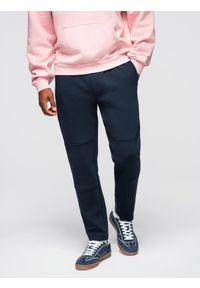 Ombre Clothing - Spodnie męskie dresowe z prostą nogawką i gumowymi detalami – ciemnoniebieskie V2 - Rozmiar: XXL. Kolor: niebieski. Materiał: guma, dresówka. Wzór: gładki, aplikacja. Styl: elegancki #1