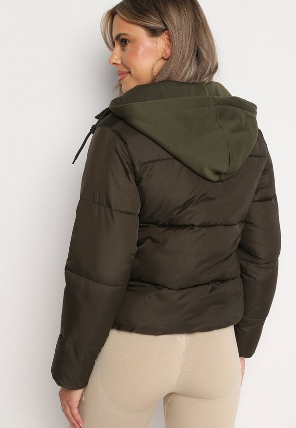 Born2be - Ciemnozielona Pikowana Kurtka z Kapturem Mivuna. Okazja: na co dzień. Typ kołnierza: kaptur. Kolor: zielony. Materiał: jeans. Długość: krótkie. Styl: casual