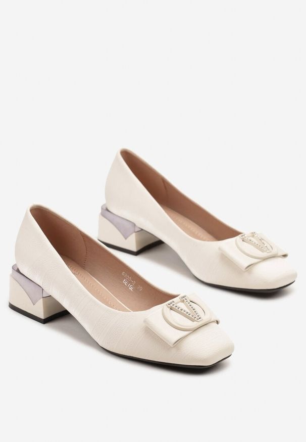 Renee - Beżowe Czółenka na Geometrycznym Obcasie z Metaliczną Aplikacją i Kokardą Saniessa. Okazja: na co dzień. Kolor: beżowy. Materiał: jeans. Wzór: geometria, aplikacja. Obcas: na obcasie. Styl: casual, elegancki. Wysokość obcasa: średni