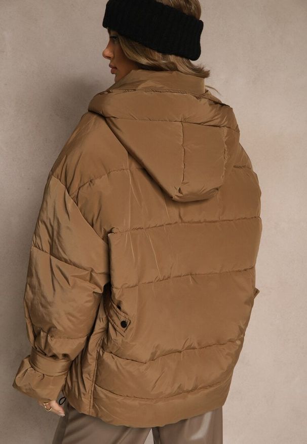 Renee - Brązowa Oversizowa Kurtka z Kapturem i Pikowanymi Przeszyciami Unavella. Okazja: na co dzień. Typ kołnierza: kaptur. Kolor: brązowy. Materiał: jeans. Styl: casual