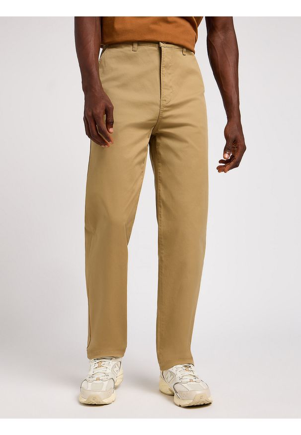 Lee - LEE MĘSKIE SPODNIE MATERIAŁOWE LEE RELAXED CHINO CLAY 112342933. Materiał: materiał