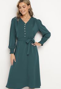 Born2be - Zielona Rozkloszowana Sukienka z Ozdobnymi Guzikami i Wiązanym Paskiem Annorael. Okazja: na spacer, na spotkanie biznesowe. Typ kołnierza: dekolt w kształcie V. Kolor: zielony. Długość rękawa: długi rękaw. Styl: elegancki, klasyczny, biznesowy #3