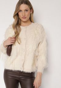 Born2be - Beżowy Kardigan z Wełną o Fakturze Imitującej Pióra z Ozdobnymi Guzikami Mevinalia. Okazja: na co dzień, do pracy, na spotkanie biznesowe. Kolor: beżowy. Materiał: wełna. Wzór: aplikacja. Sezon: zima, jesień. Styl: biznesowy, klasyczny, casual, elegancki #3