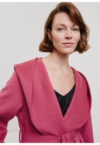 Ochnik - Długi malinowy płaszcz damski oversize. Kolor: różowy. Materiał: poliester. Długość: długie
