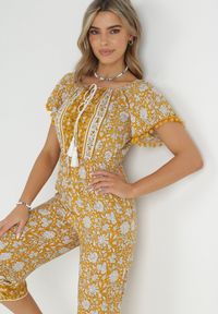 Born2be - Żółty Kombinezon Hesonia. Kolor: żółty. Długość rękawa: krótki rękaw. Długość: krótkie. Wzór: ażurowy, aplikacja, kwiaty. Styl: boho, wakacyjny #1