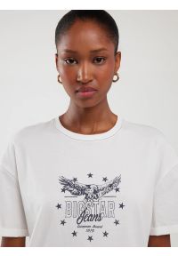 Big-Star - Koszulka damska oversize z nadrukiem biała Serta 100. Okazja: na co dzień. Kolor: biały. Materiał: dzianina, jeans. Wzór: nadruk. Styl: retro, casual