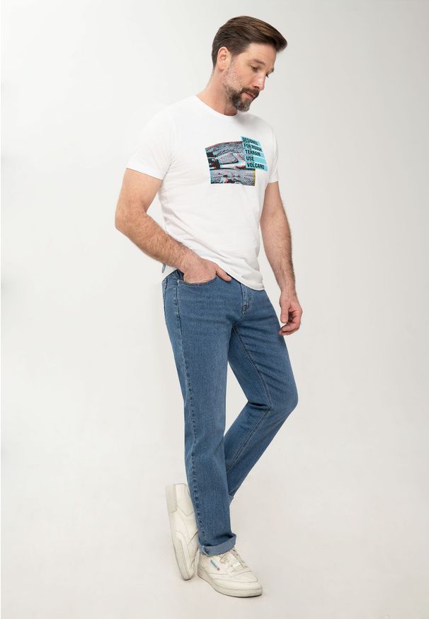 Volcano - Jasnoniebieskie spodnie jeansowe męske, Regular Fit, D-JERRY 39. Kolekcja: plus size. Kolor: niebieski. Wzór: kolorowy, nadruk