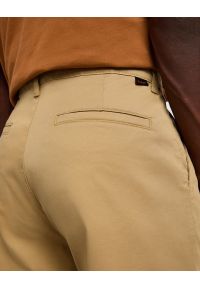 Lee - LEE MĘSKIE SPODNIE MATERIAŁOWE LEE RELAXED CHINO CLAY 112342933. Materiał: materiał #4