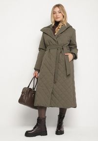 Born2be - Ciemnobeżowa Pikowana Kurtka Przejściowa z Kapturem i Wiązanym Paskiem Vonella. Okazja: do pracy, na spacer, na co dzień, na spotkanie biznesowe. Typ kołnierza: kaptur. Kolekcja: plus size. Kolor: beżowy. Materiał: jeans. Styl: klasyczny, casual, elegancki, biznesowy #1