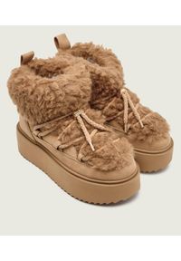 Inuikii - INUIKII TEDDY PLATFORM Śniegowce damskie. Okazja: na co dzień, na spacer. Kolor: brązowy. Materiał: materiał, futro, guma, wełna. Szerokość cholewki: normalna. Sezon: zima. Obcas: na platformie. Styl: elegancki, casual #2