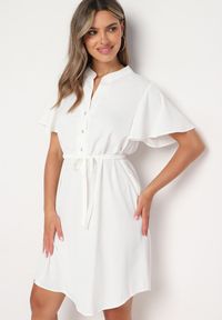 Born2be - Biała Sukienka Trapezowa z Koszulową Górą i Materiałowym Paskiem w Talii Vikiiona. Okazja: na spotkanie biznesowe. Typ kołnierza: dekolt w kształcie V. Kolor: biały. Materiał: materiał. Długość rękawa: krótki rękaw. Typ sukienki: trapezowe, koszulowe. Styl: biznesowy #6