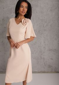 Renee - Beżowa Zwiewna Sukienka Wieczorowa VICES z Aplikacją 3D w Kształcie Kwiatu Themira. Typ kołnierza: dekolt w kształcie V. Kolor: beżowy. Wzór: aplikacja, kwiaty. Styl: wizytowy #1