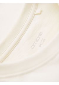 Ombre Clothing - Męski casualowy t-shirt z naszywką na kieszeni – kremowy V8. Okazja: na co dzień. Kolor: kremowy. Materiał: guma, skóra, jersey, bawełna. Wzór: aplikacja. Styl: casual #9