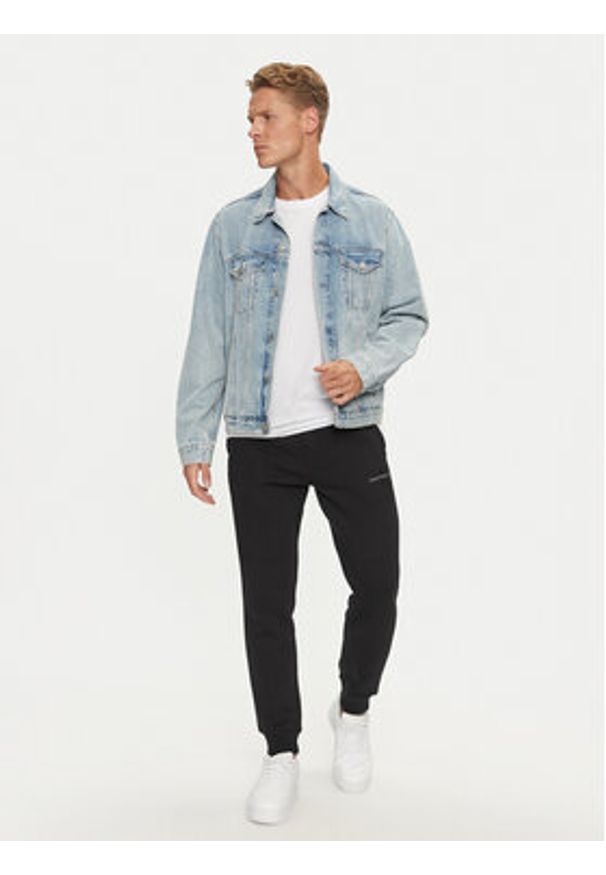 Calvin Klein Jeans Spodnie dresowe Monologo J30J325658 Czarny Regular Fit. Kolor: czarny. Materiał: bawełna, syntetyk
